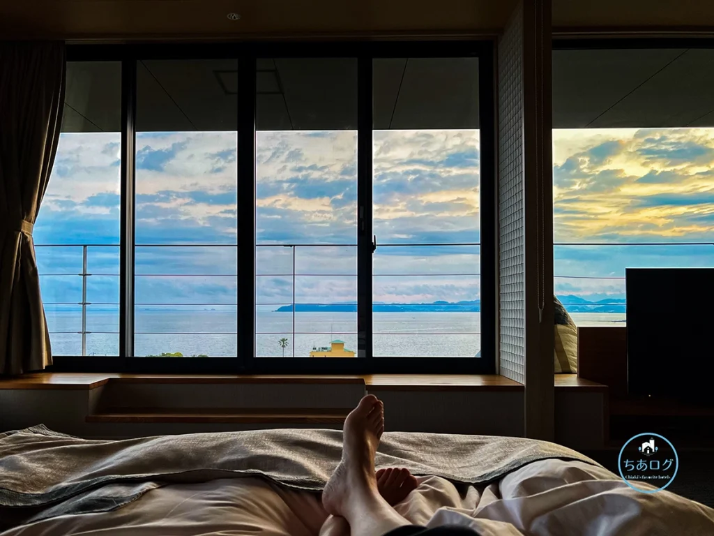 THE SHINRA　ラグジュアリースイートのベッドから見る海