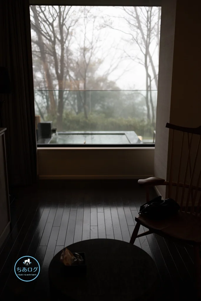 金谷リゾート箱根のお部屋から露天風呂を見る