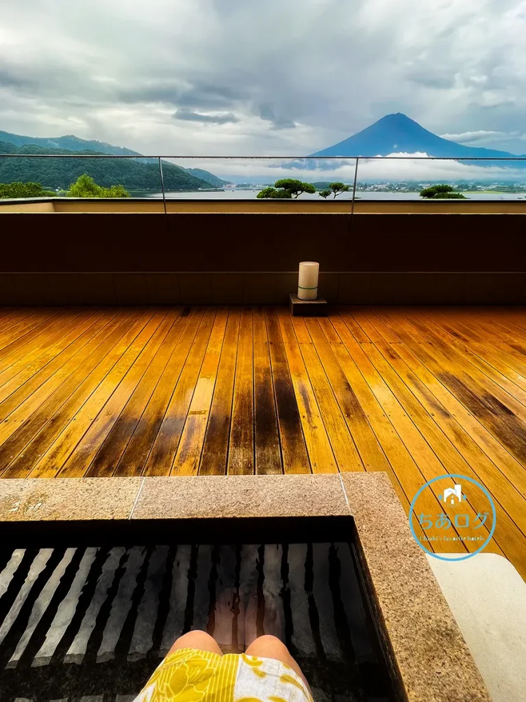 秀峰閣湖月の特別室の足湯　富士山が見える