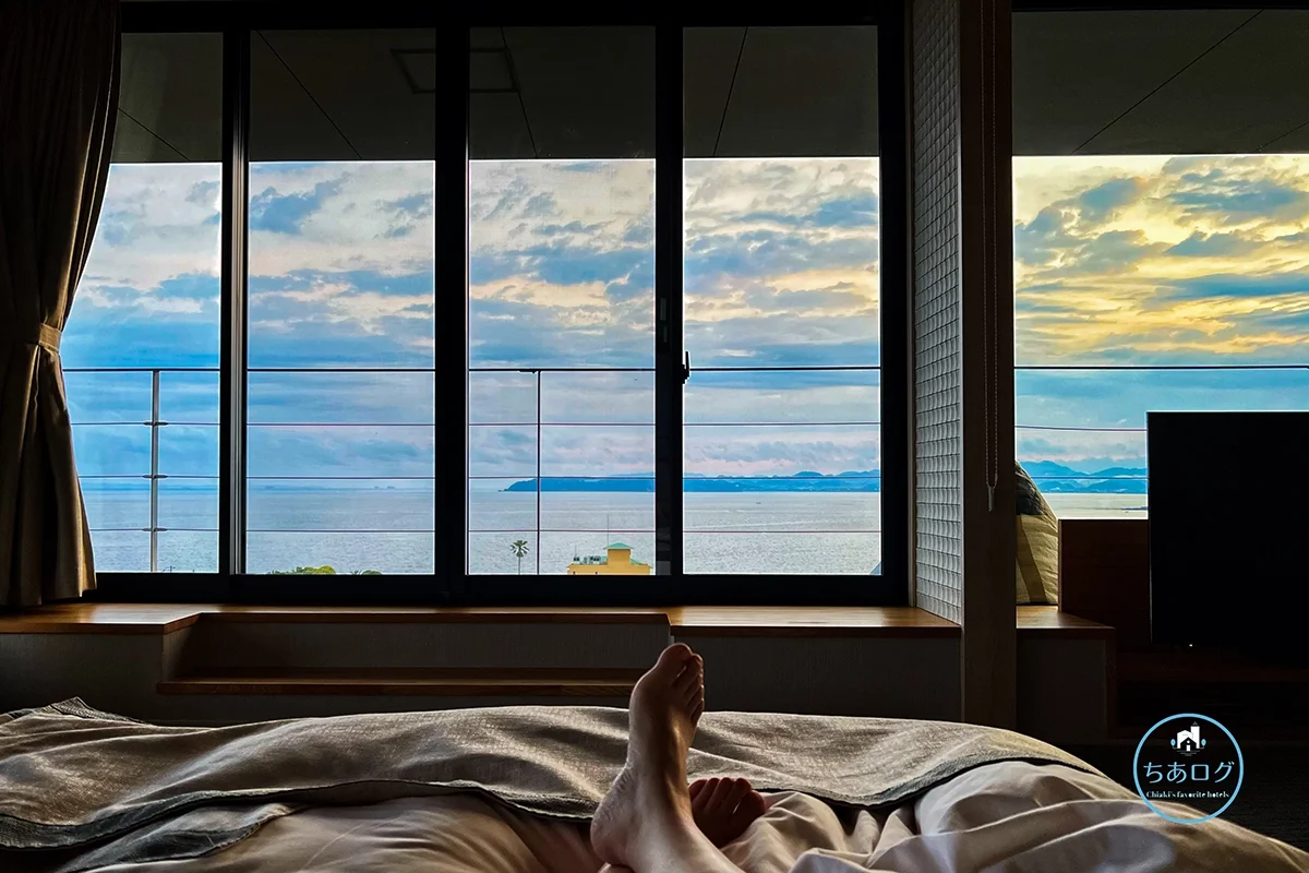 THE SHINRA　ラグジュアリースイートのベッドから見る海