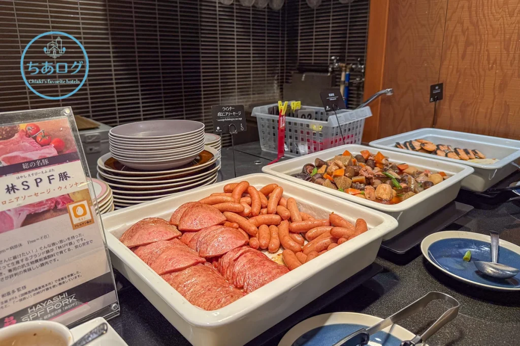 鴨川館 朝食ビュッフェ　ハム・ソーセージ・筑前煮・焼鮭