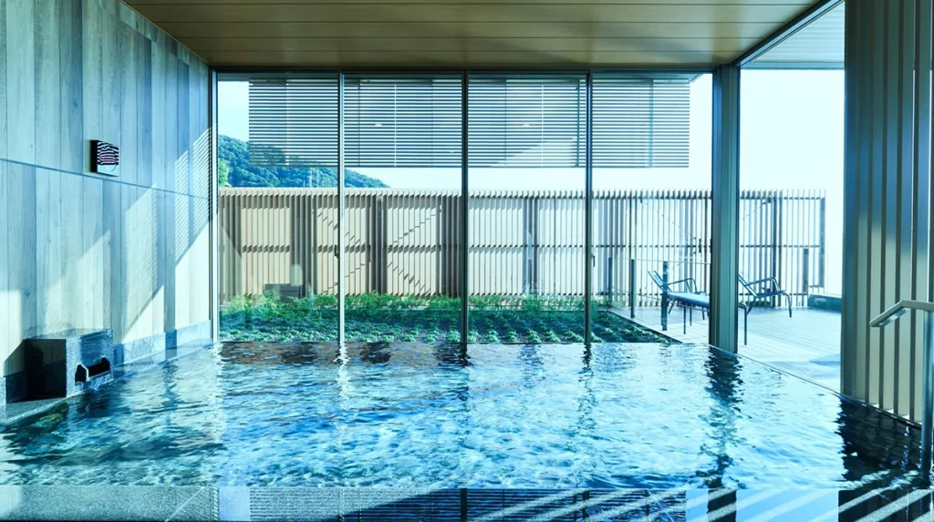 伊豆山佳ら久 大浴場「想海（そうかい）」のモダンなデザインの内湯