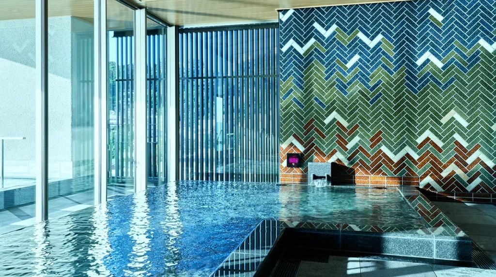 伊豆山佳ら久 大浴場「想海（そうかい）」のモダンなデザインの内湯