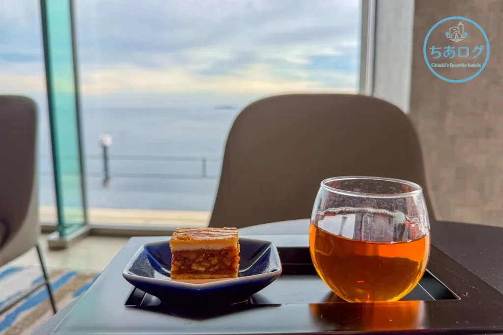 伊豆山 佳ら久のチェックイン時に提供される和紅茶と季節のスイーツ