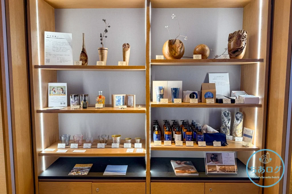 ラウンジ「間（AWAI）」のすぐ横に併設されたお土産コーナー