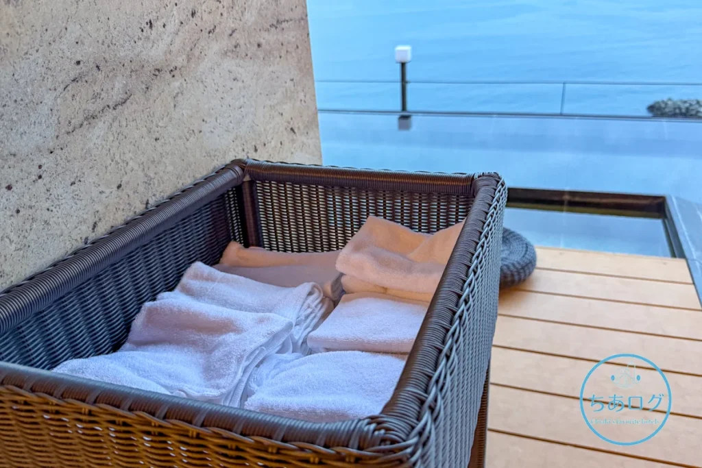 伊豆山 佳ら久の足湯脇に用意された足ふきタオル