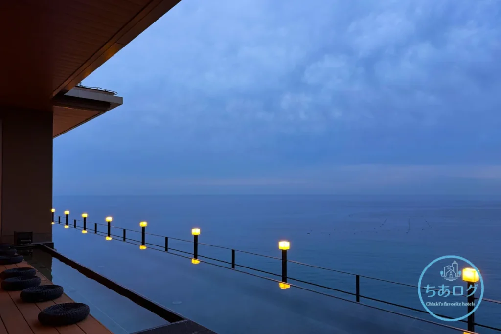 伊豆山 佳ら久の水盤テラスから眺める幻想的な夜の相模湾