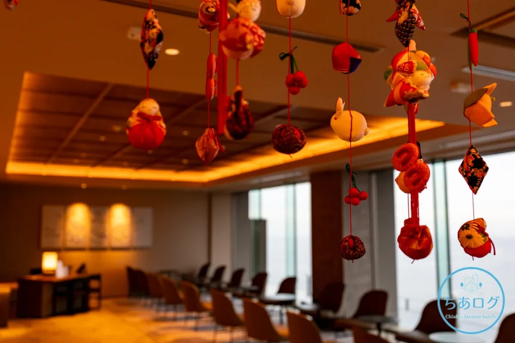 2月末の季節感を感じる、ラウンジに飾られた美しいつるし雛