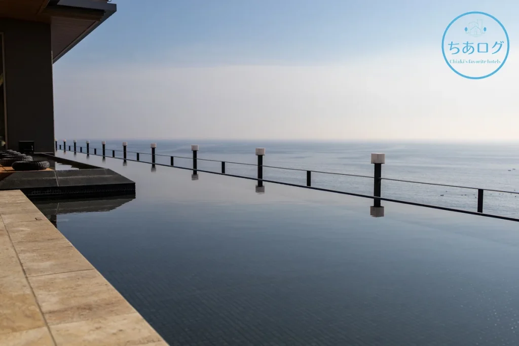 伊豆山 佳ら久の象徴、空と海が一体となるインフィニティ水盤テラス