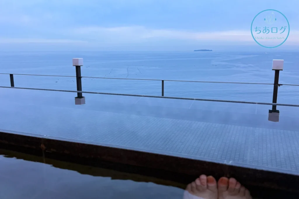 熱海・伊豆山 佳ら久のラウンジ「間（AWAI）」テラスにある絶景の足湯。相模湾を一望できるインフィニティデザイン