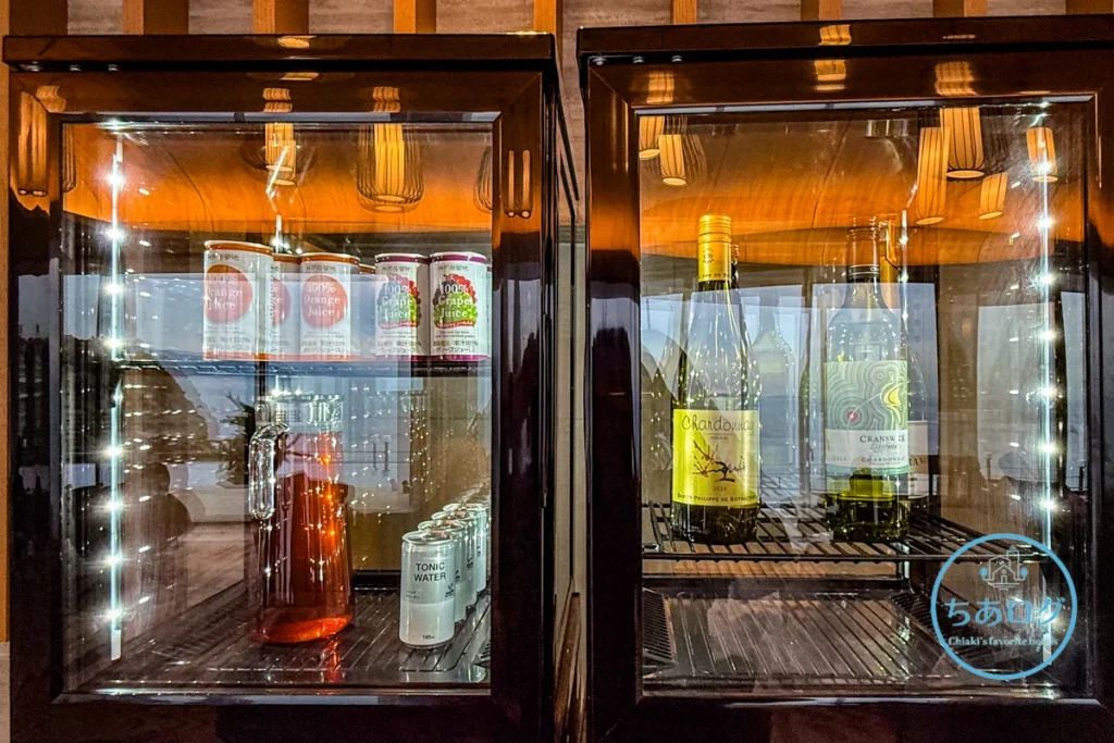 ビールや白ワイン、ジュースやお茶が冷やされたラウンジ間の冷蔵庫