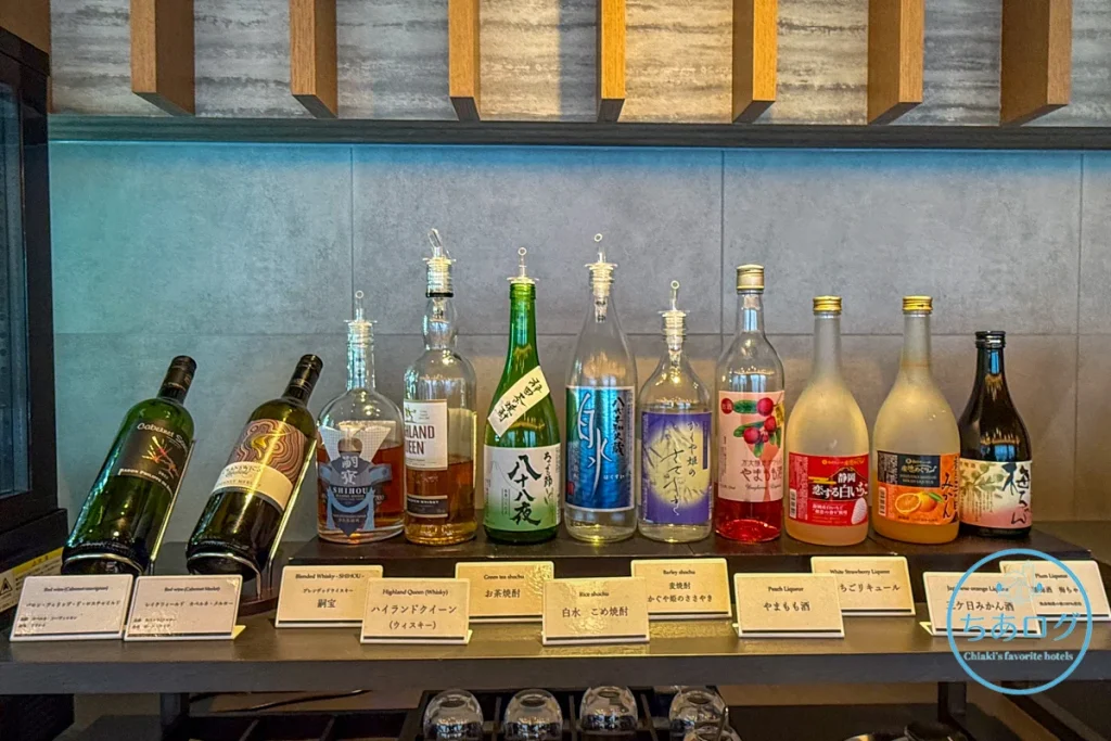 ラウンジ「間（AWAI）」に並ぶ赤ワインや焼酎など豊富なアルコール類