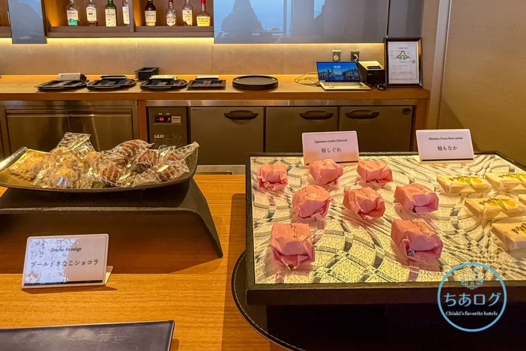 コーヒーや紅茶に合う、個包装されたパウンドケーキなどの焼き菓子