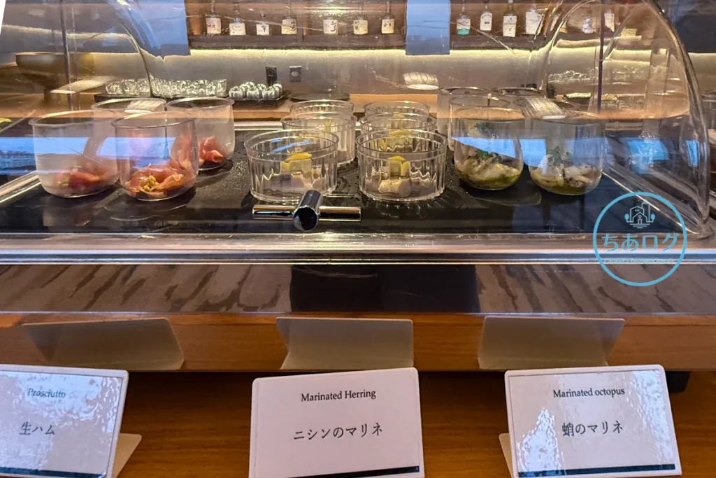 生ハムやマリネなど、お洒落な容器に入った本格的な冷製オードブル（タパス）