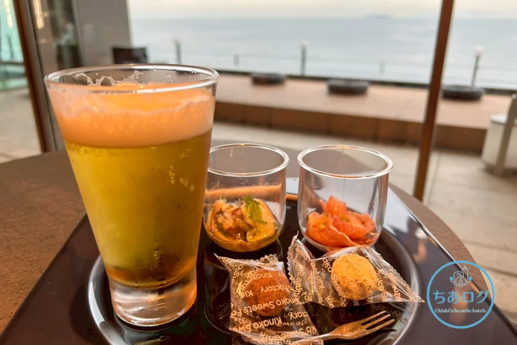 伊豆山 佳ら久のラウンジ「間 AWAI」で提供されるビールとおつまみ