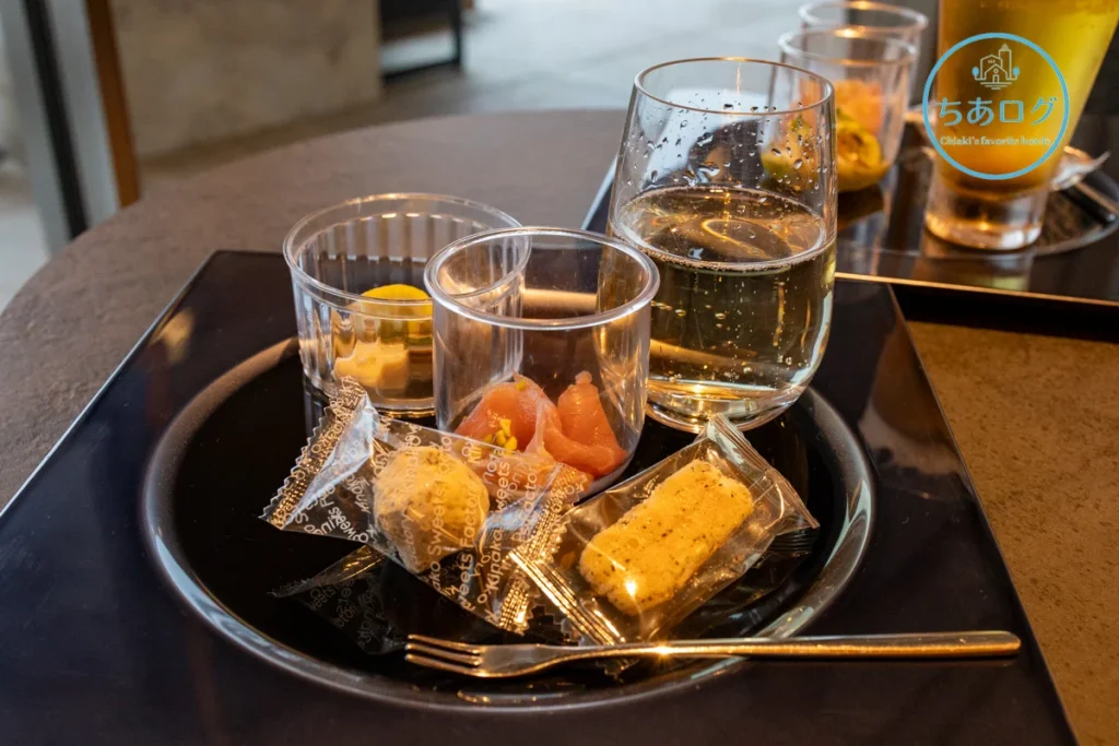 ラウンジ「間（AWAI）」のスパークリングワインと、割れにくい容器に入ったお洒落なタパス