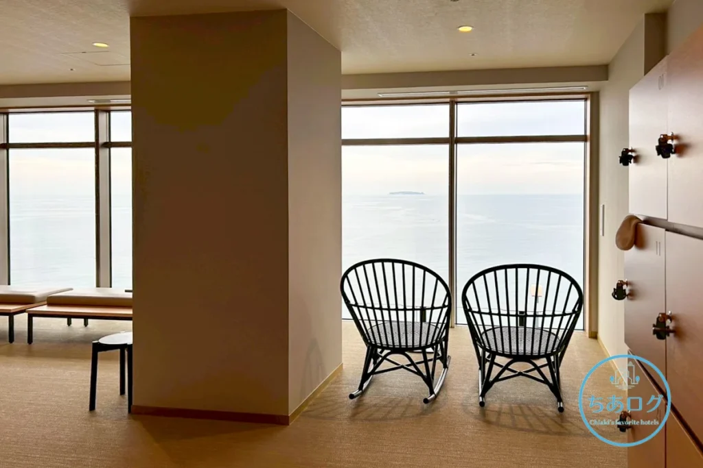 窓から海を一望できる、伊豆山 佳ら久の湯上がりサロンのリラックススペース