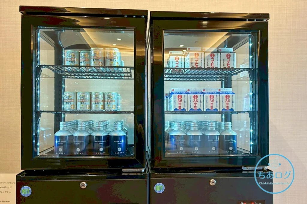 伊豆山 佳ら久の湯上がりサロンに用意されたビールやコーヒー牛乳などの無料ドリンク