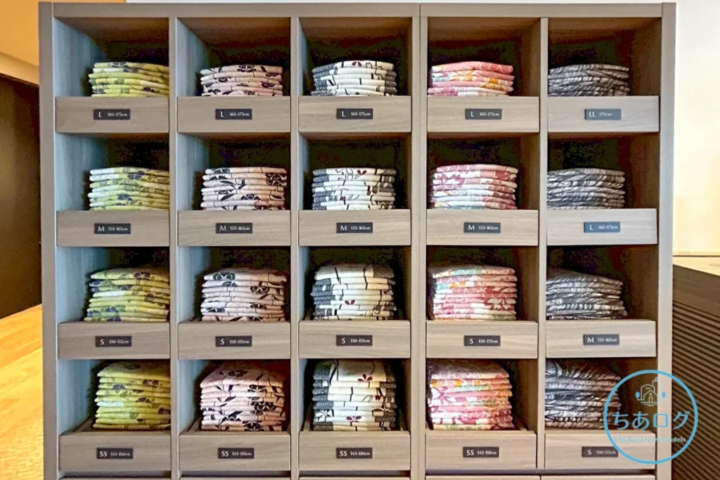 伊豆山 佳ら久　サイズ別に綺麗に並べられた宿泊者専用の彩り豊かな色浴衣