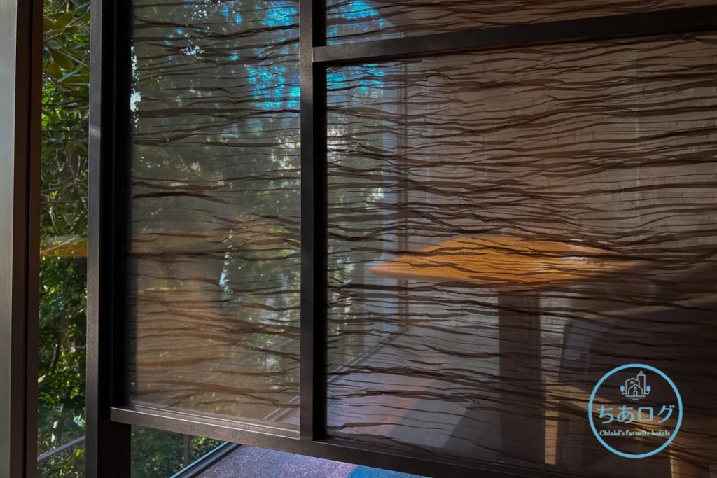 熱海・伊豆山 佳ら久「六つ喜」夕食。隣席と緩やかに仕切る、透け感のある落ち着いたスクリーン。