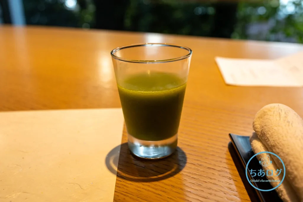 伊豆山 佳ら久「六つ喜」朝食の始まり。小松菜、ケール、バナナ、マンゴーの特製スムージー。