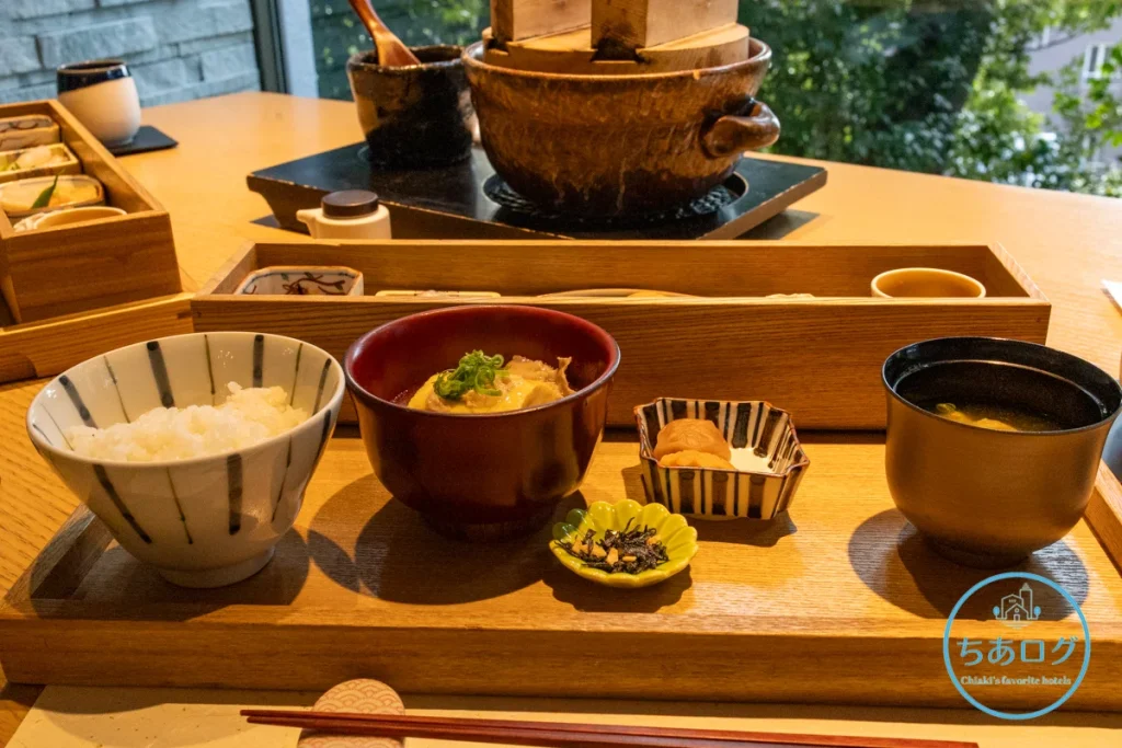 熱海・伊豆山 佳ら久「六つ喜」朝食。土鍋で炊き上げた「ゆめぴりか」と「つや姫」のブレンド米