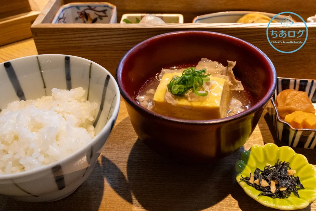 伊豆山 佳ら久「六つ喜」朝食。十郎梅、ひじきニンニクと、出汁巻き玉子の肉吸い仕立て。