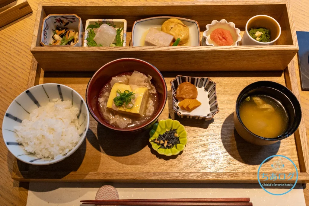 熱海・伊豆山 佳ら久「六つ喜」の和朝食。少しずつ色とりどりのお料理が並ぶ贅沢なお膳。