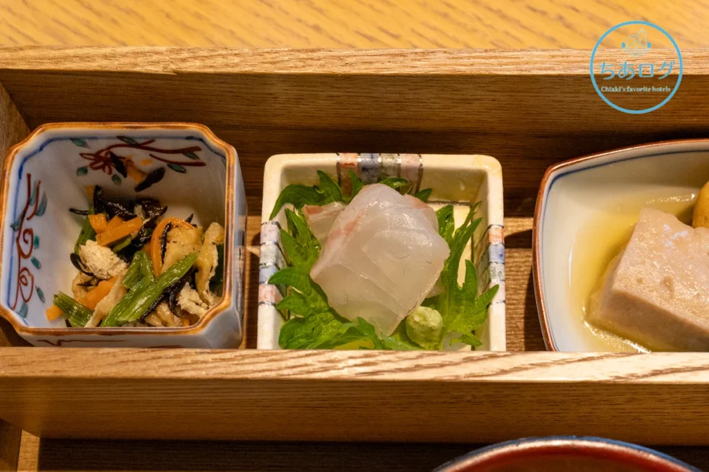 伊豆山 佳ら久「六つ喜」朝食の小鉢。ほうれん草とひじきのお浸し、真鯛のお造りなど。