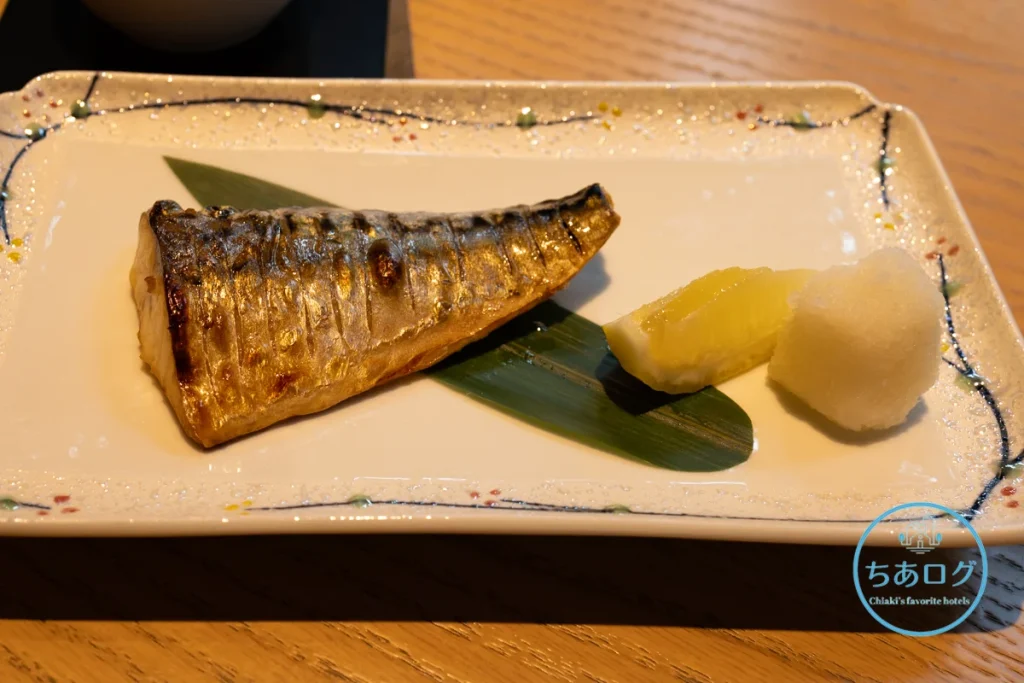 伊豆山 佳ら久「六つ喜」朝食の選べる焼き魚。香ばしい鯖（さば）の文化干し。