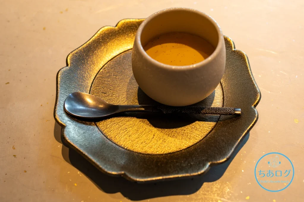 伊豆山 佳ら久「六つ喜」朝食のデザート。みたらし餡がかかった濃厚な和風プリン