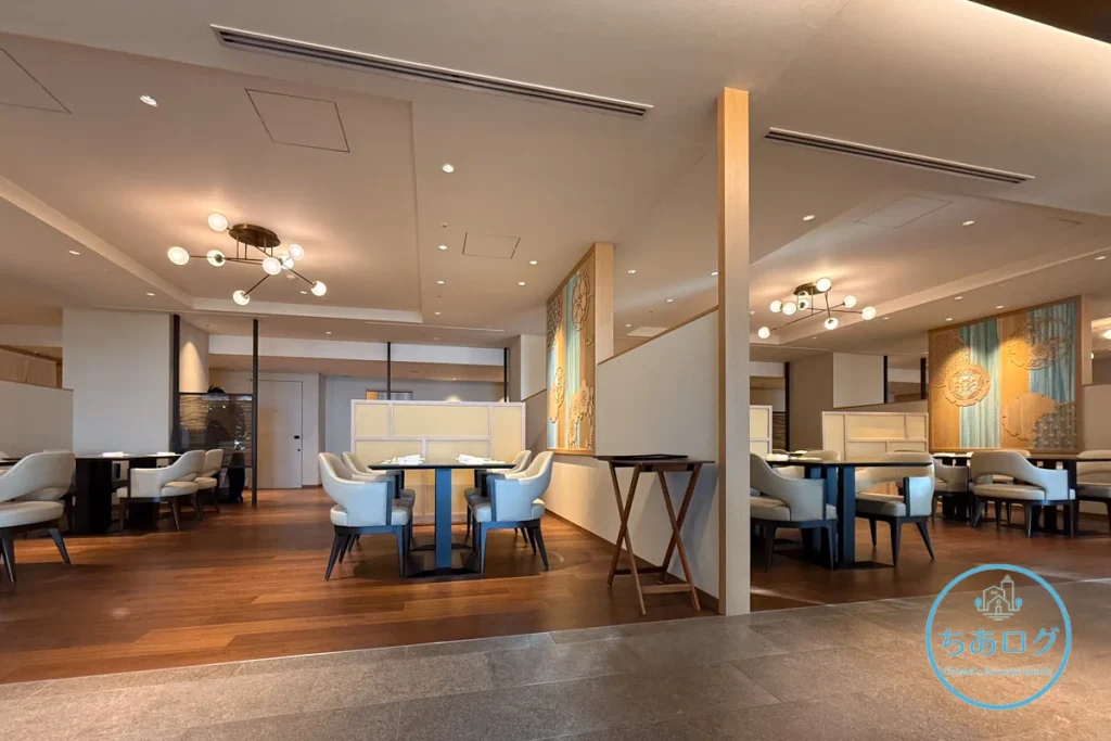 熱海・伊豆山 佳ら久「六つ喜」の店内。ゆとりのある配置で洗練された、モダンなダイニングエリア。