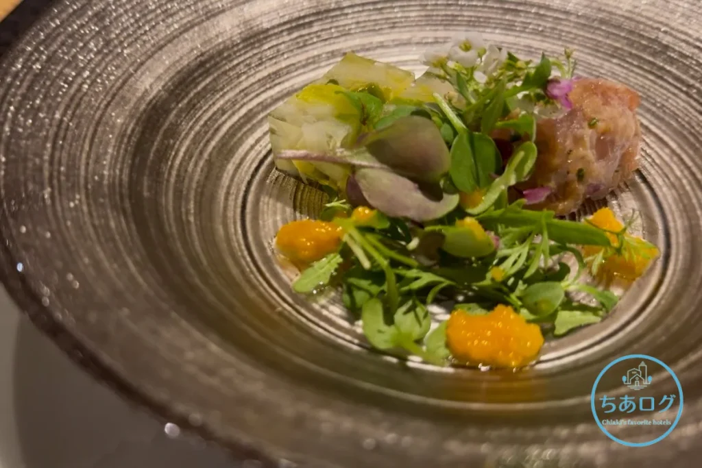 伊豆山 佳ら久「六つ喜」夕食の先付、キハダマグロと尼子燻製のタルタル 野菜の煮凝り添え