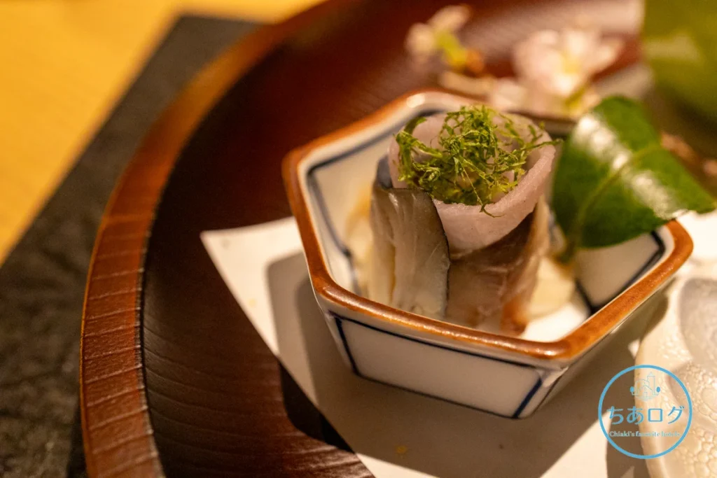 伊豆山 佳ら久「六つ喜」夕食の前菜、大根ブルーベリー漬けを巻いたしめ鯖