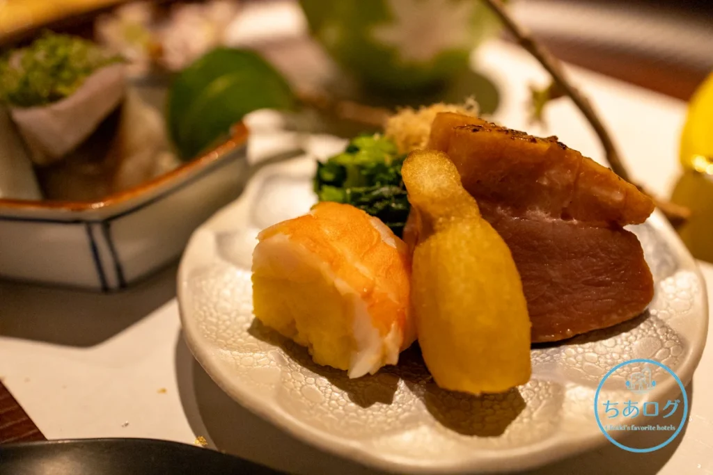 伊豆山 佳ら久「六つ喜」夕食の前菜、菜の花浸しと海老黄味寿司、合鴨ロース