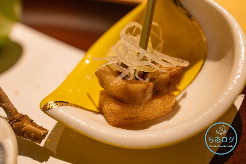 伊豆山 佳ら久「六つ喜」夕食の前菜、豚角煮と揚げパンの甜面醤仕立て