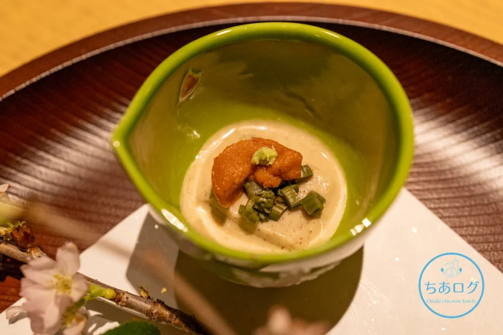 伊豆山 佳ら久「六つ喜」夕食の前菜、生うにを添えた荏胡麻豆腐