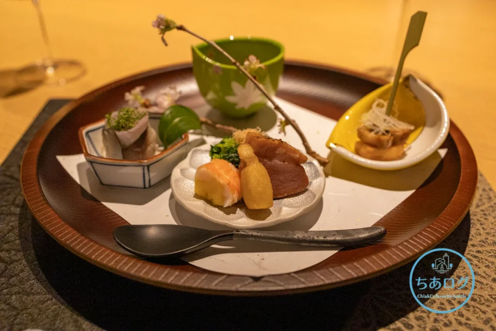 熱海・伊豆山 佳ら久「六つ喜」夕食の前菜盛り合わせ。荏胡麻豆腐やしめ鯖など彩り豊かな一皿