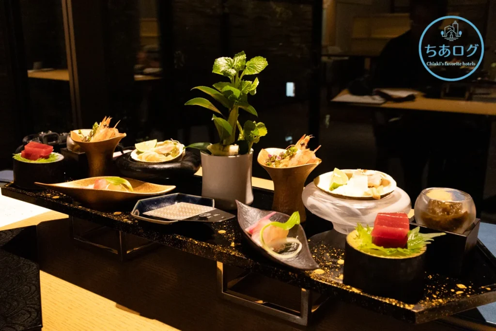 伊豆山 佳ら久「六つ喜」夕食のお造り2人前。本鮪や海老など新鮮な地魚の豪華な盛り合わせ