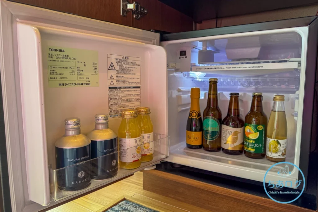 佳ら久ルームの冷蔵庫の中身。アルコール（地ビールなど）も含めてすべて無料（コンプリメンタリー