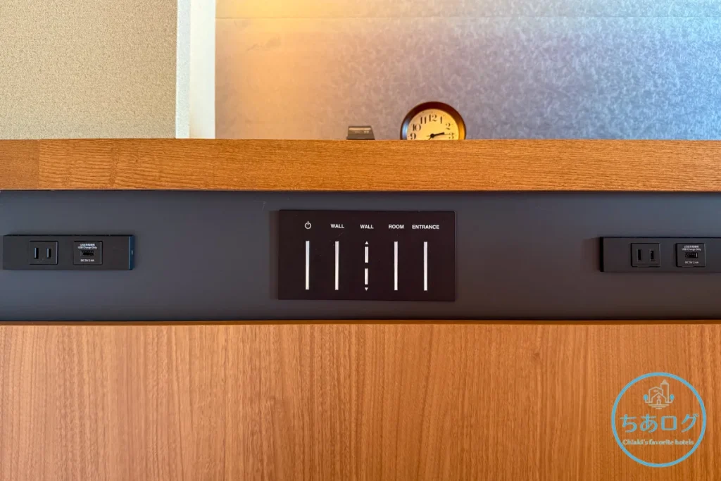 佳ら久ルームのベッドボード周り。通常のコンセントと便利なUSBポートが完備