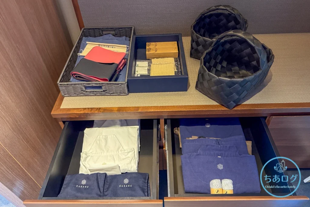 伊豆山佳ら久　佳ら久ルームのクローゼットに用意されている浴衣類や湯かご