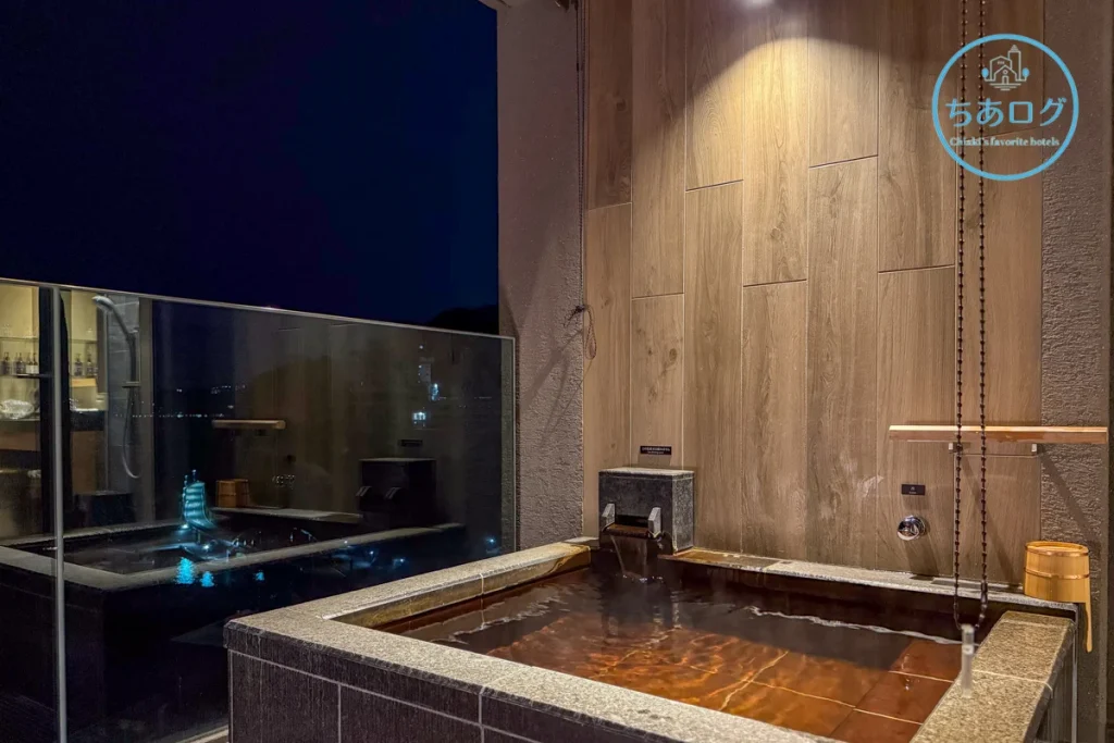 伊豆山佳ら久 佳ら久ルームの夜の露天風呂