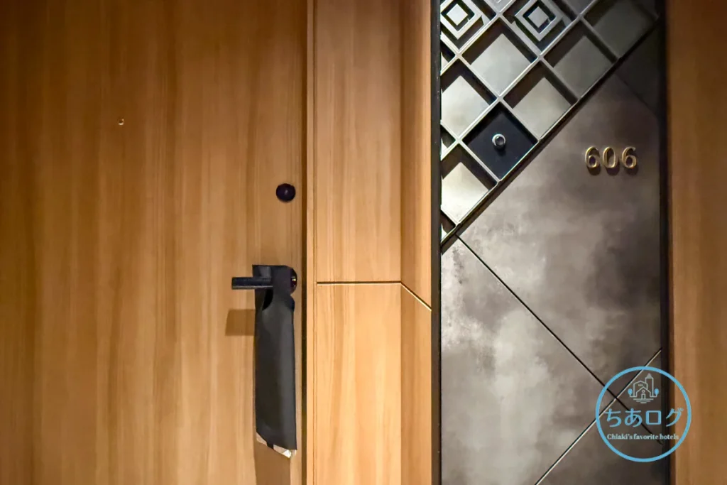 熱海・佳ら久のお部屋のドアノブに掛けられた、専用バッグ入りの朝刊（日経新聞）サービス