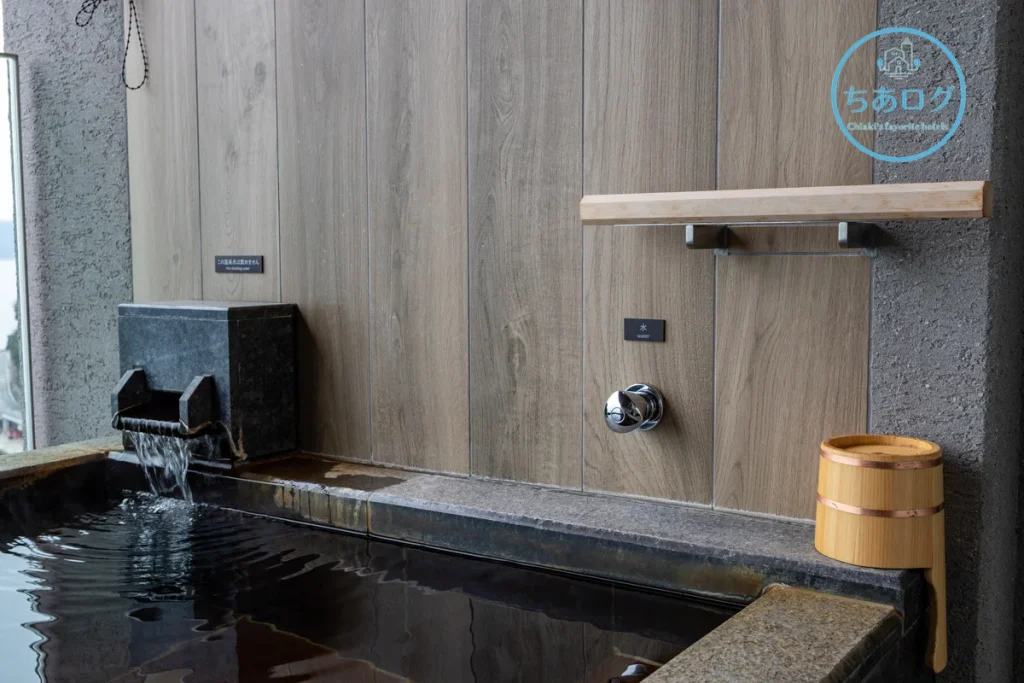 伊豆山佳ら久　佳ら久ルームの露天風呂　手すりがあって安心