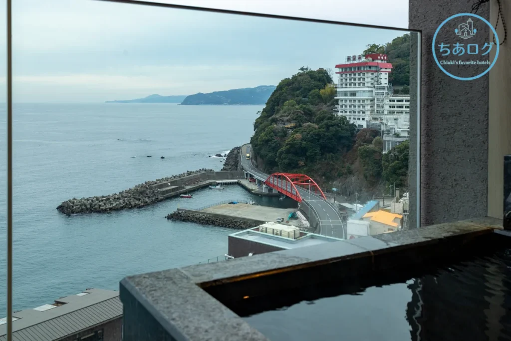 佳ら久ルームテラスから望む相模湾と熱海ビーチライン