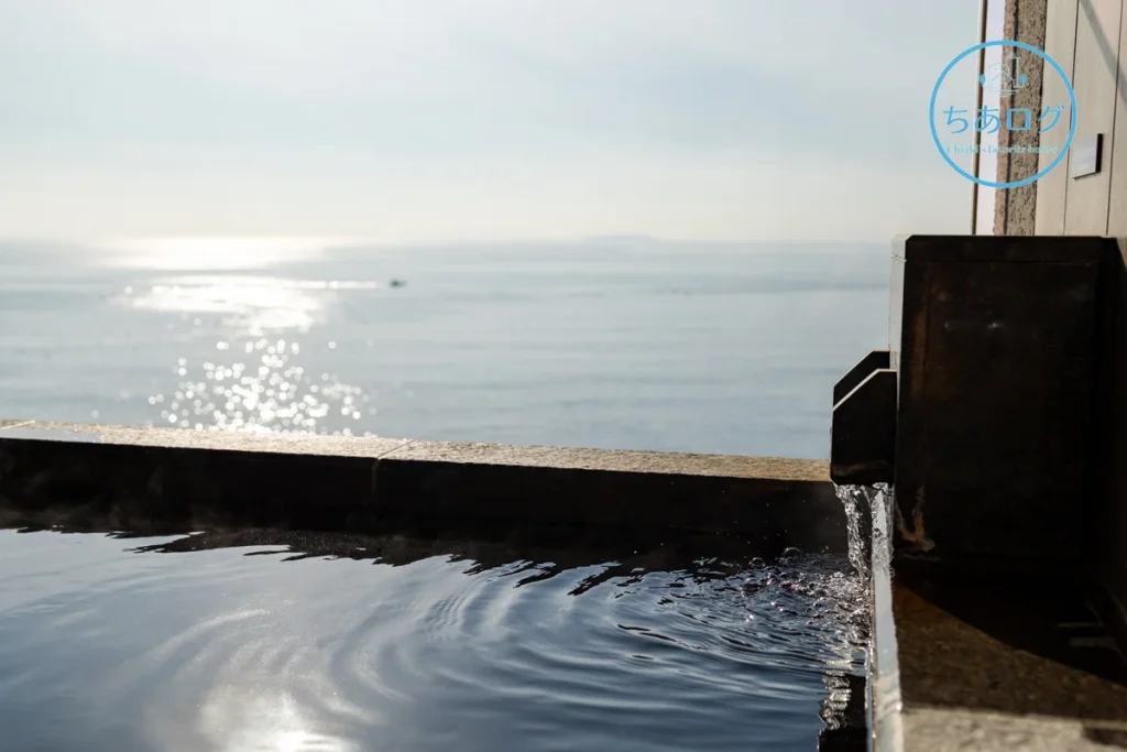 伊豆山佳ら久　佳ら久ルームの露天風呂かr海を見る