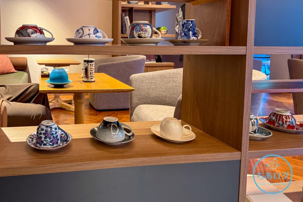 一つひとつ意匠が異なる、美しいカップが並ぶ棚