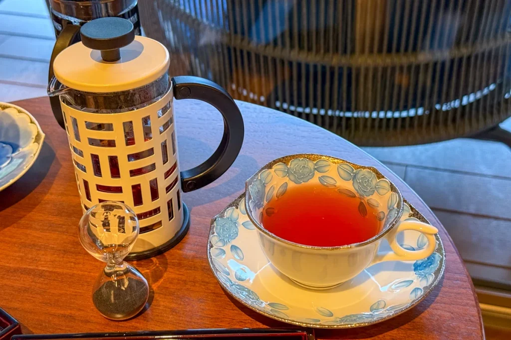 香り高いフルーツガーデンの紅茶と、青い模様が美しいティーカップ