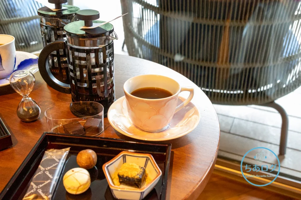 お気に入りのカップで楽しむ、スタッフが丁寧に淹れたフレンチプレスコーヒー